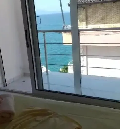 شقة Aaron